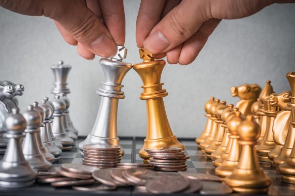 58配资 金饰克价重返1200元！金店一边涨价一边关店，周大生一年少了560家店